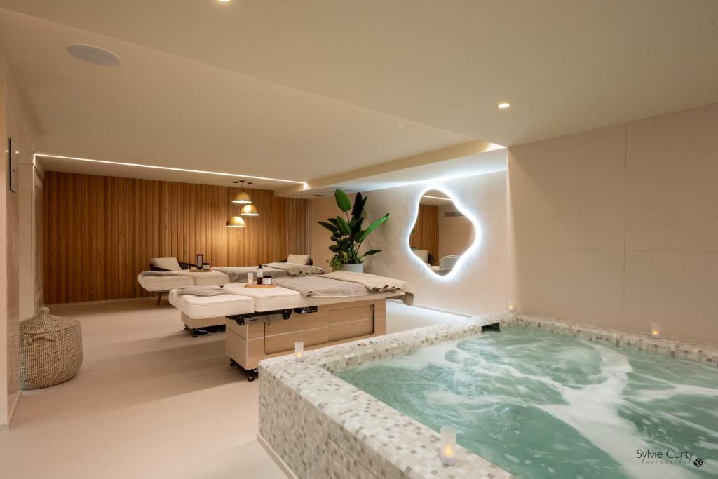 拉罗谢尔Hôtel La Monnaie Arty & Spa的客房内设有带大浴缸的浴室