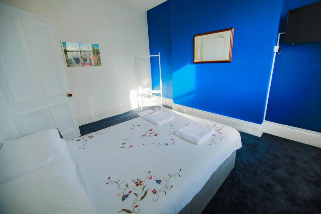 海斯廷斯Stowaway的一间卧室设有蓝色的墙壁和一张床