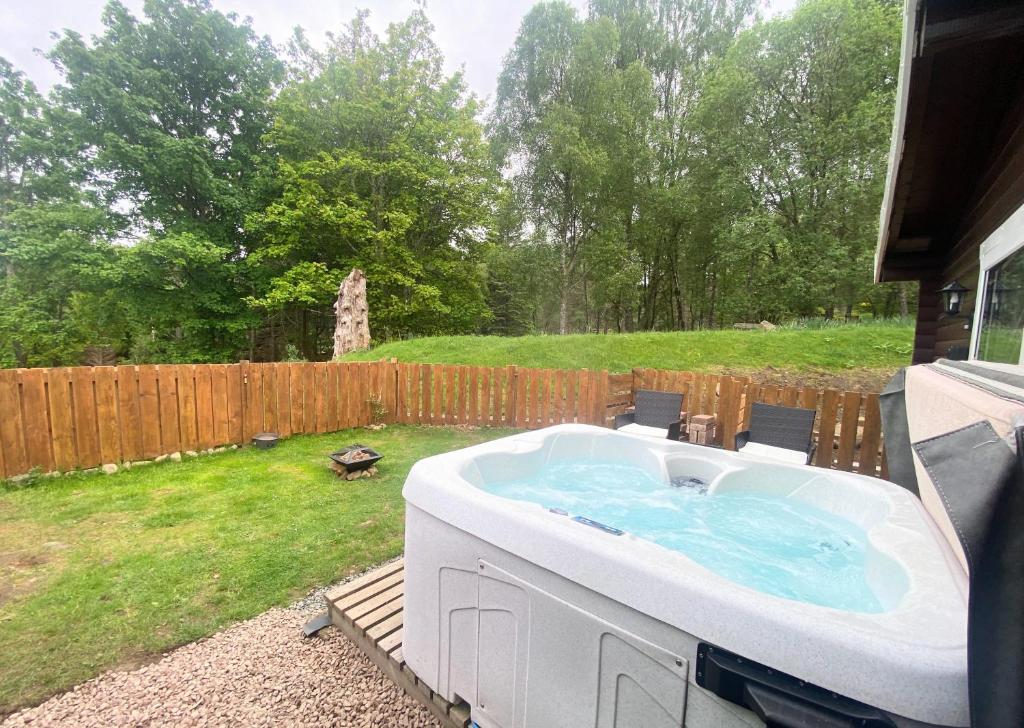 BalnaldKaoglen-Stags-Hot tub-Cairngorms-Pet Friendly的庭院后院的热水浴池