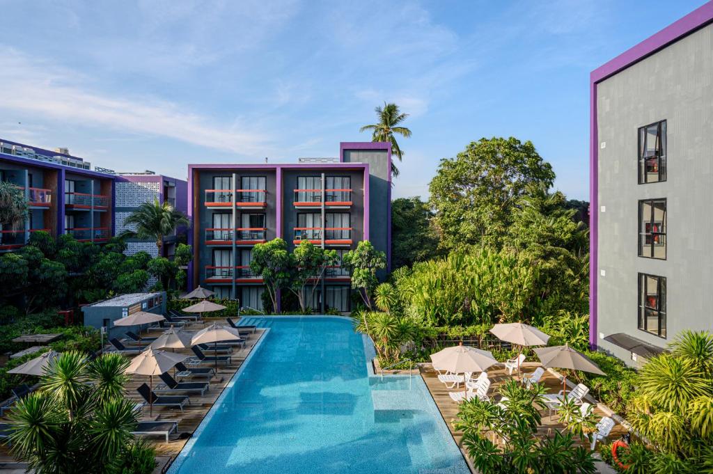 芭东海滩Holiday Inn Express Phuket Patong Beach Central, an IHG Hotel的享有酒店空中景致,设有游泳池和遮阳伞