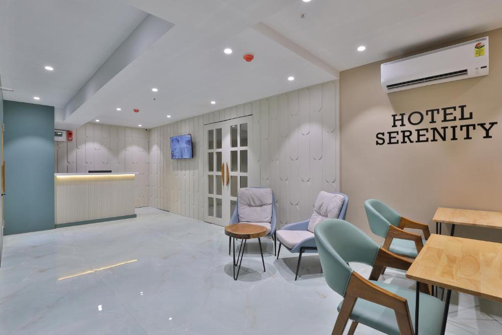 艾哈迈达巴德Hotel Serenity的医院的候诊室,配有椅子和酒店安全标志