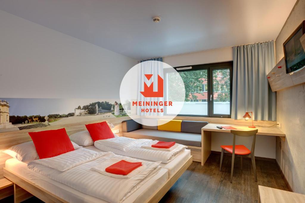 维也纳梅宁阁弗兰兹市中心酒店的一间酒店客房,设有两张床和电视
