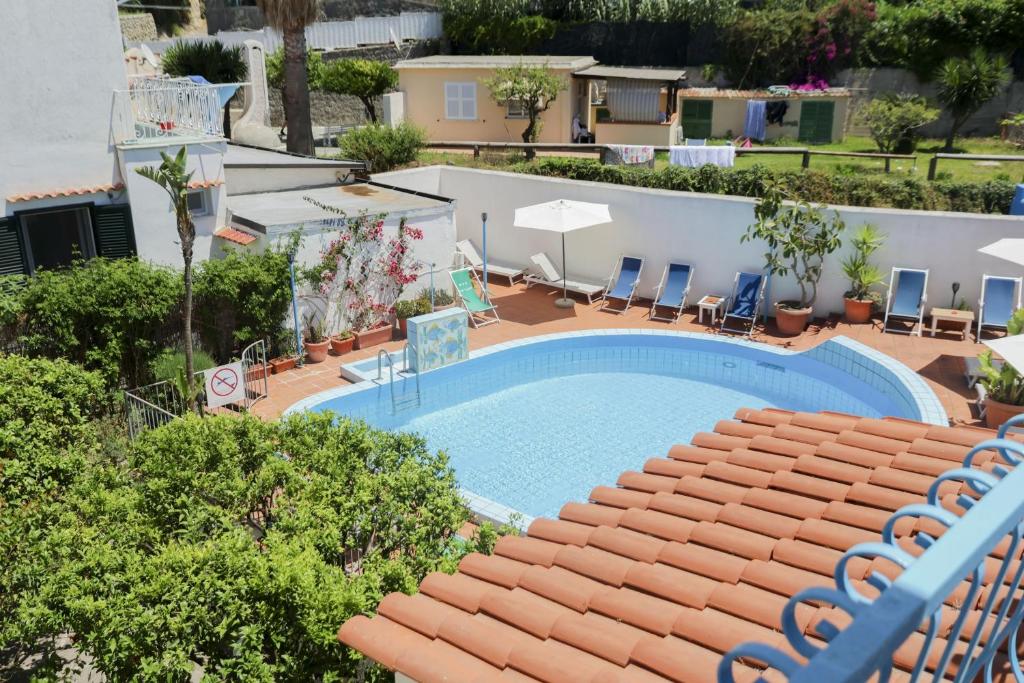 伊斯基亚赛索塔酒店的屋顶游泳池的顶部景色