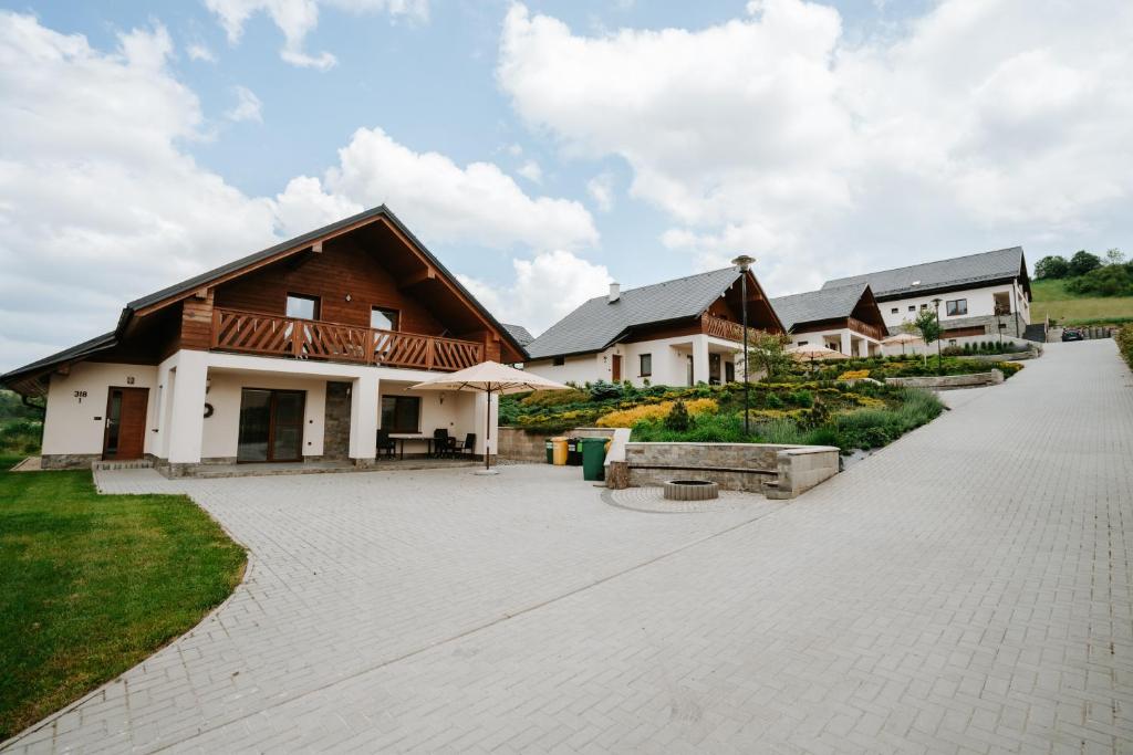 KrušetnicaChaty Krušetnica s luxusným privátnym wellness的排有车道的房屋