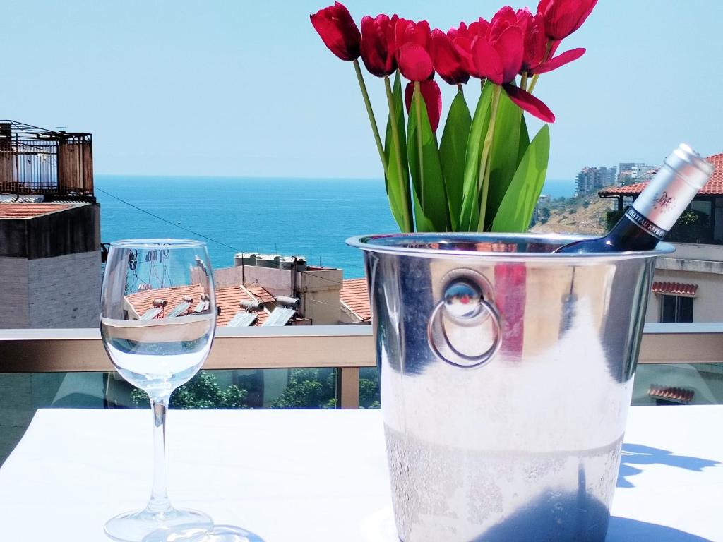朱尼耶Mateus Hotel的一杯葡萄酒和一瓶红花