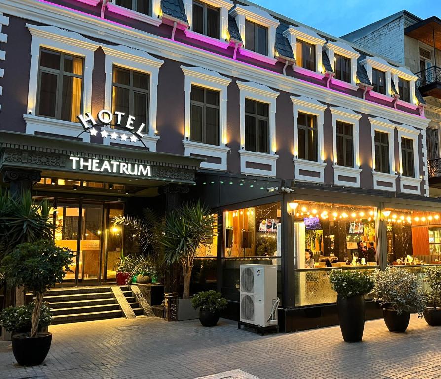 巴库Theatrum Hotel Baku的商店前的商店