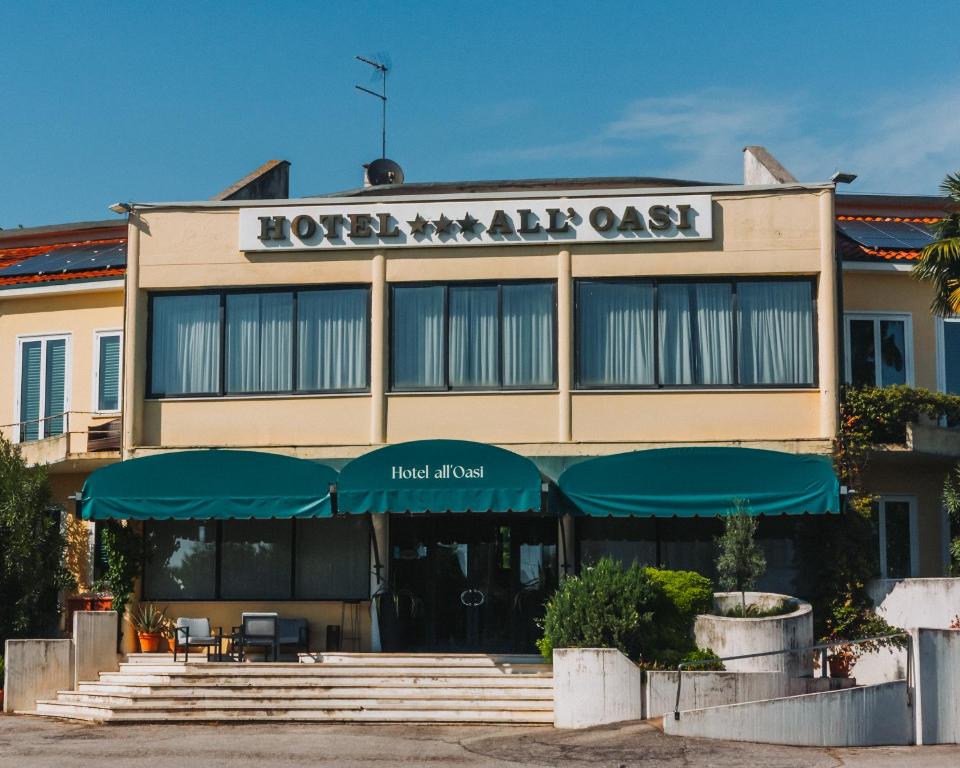帕埃塞Hotel all'Oasi的前面有标志的酒店