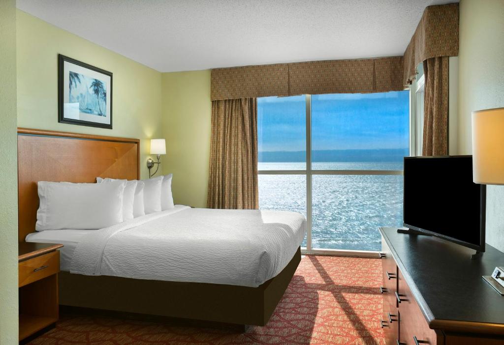默特尔比奇美特尔海滩海湾景度假酒店的酒店客房设有一张床和一个大窗户