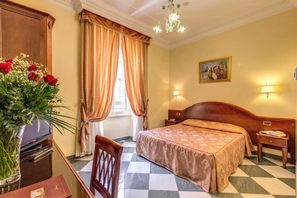 罗马康缇里亚酒店的一间酒店客房,配有一张床和一台电视