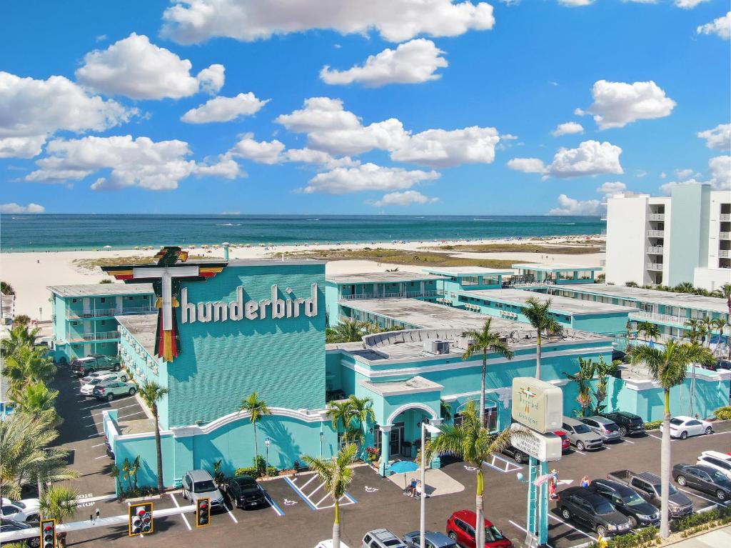 圣徒皮特海滩Thunderbird Beach Resort的享有酒店和海滩的空中景致