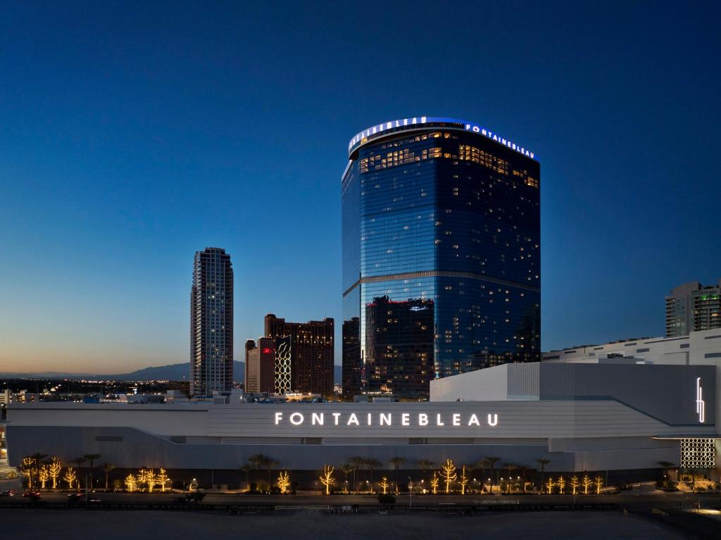 拉斯维加斯Fontainebleau Las Vegas的夜幕降临城市前的高楼