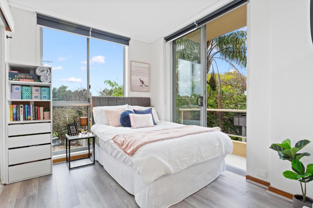 悉尼Bellevue Hill Close BONDI Beach Up to 2 guests的一间卧室设有一张床和大窗户