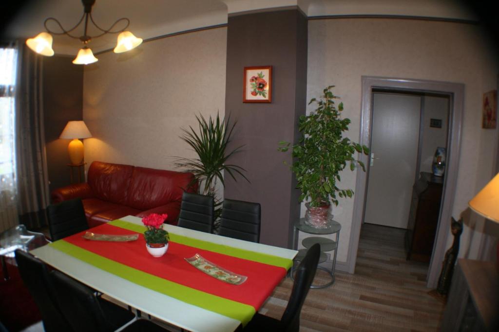 巴勒迪克Appartement Les Berges de l'Ornain的客厅配有桌子和沙发