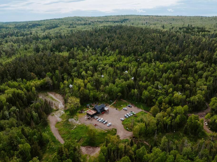 Beaver BayNorth Shore Camping Company的森林中央停车场的空中景观