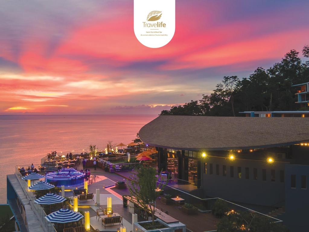 芭东海滩Kalima Resort and Spa - SHA Extra Plus的享有度假胜地的空中美景和日落美景