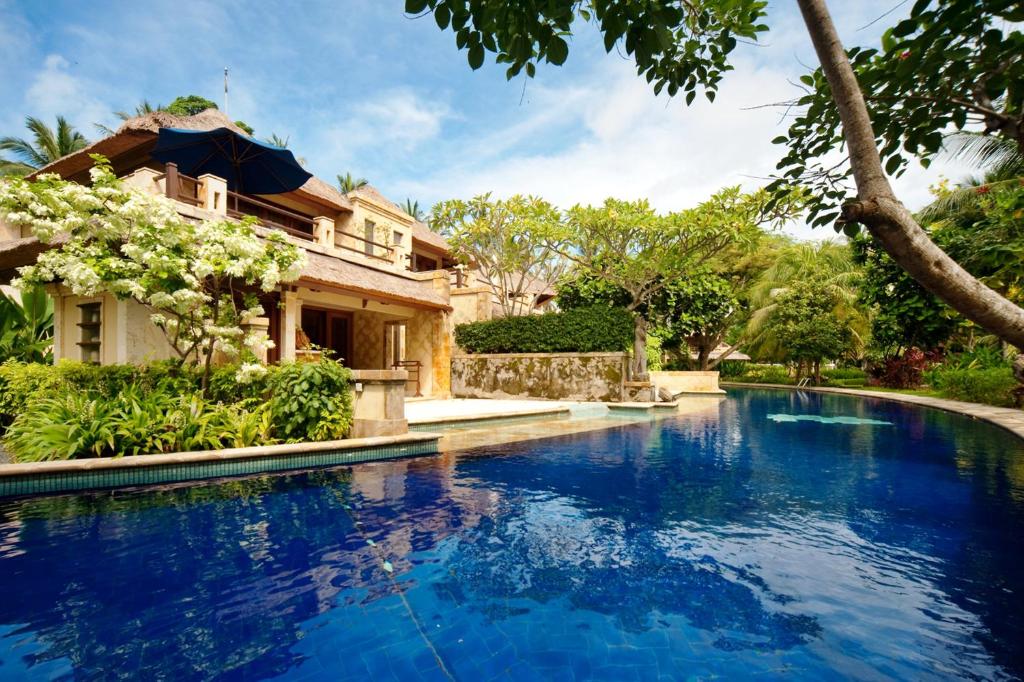 圣吉吉Pool Villa Merumatta Senggigi的房屋前的游泳池