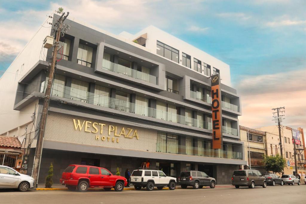 提华纳Hotel West Plaza的街道上一座建筑,有西广场酒店