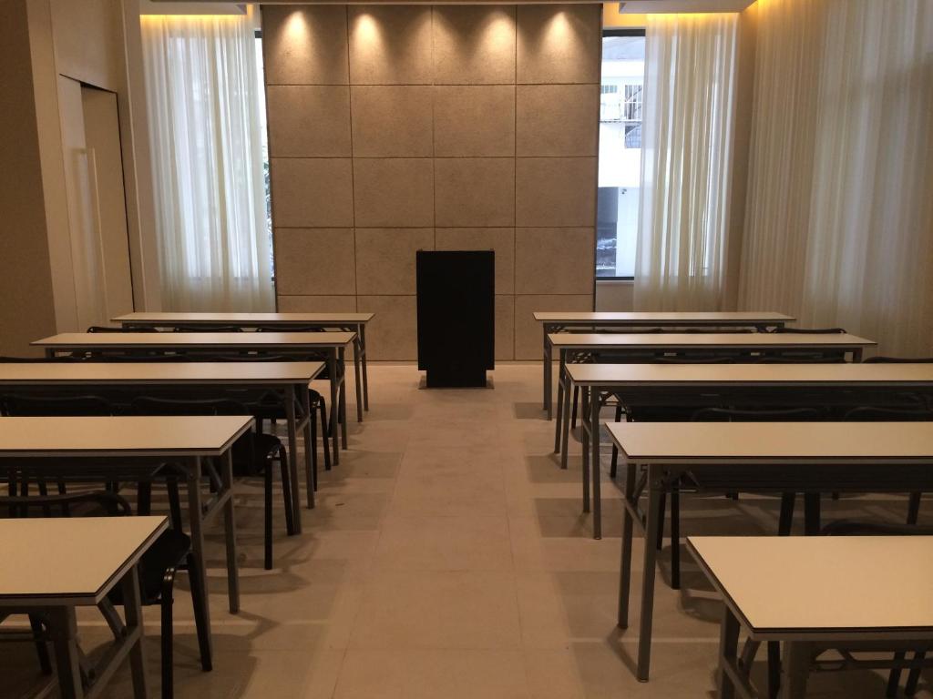 宜宾锦江之星（宜宾中山街店）的一间空的教室,里面摆放着一排桌椅