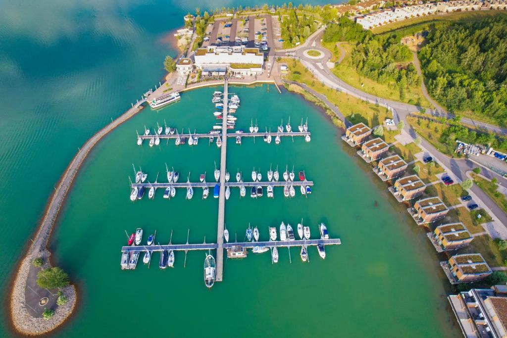 大珀斯纳拉戈维达斯托姆哈勒度假酒店的享有码头的空中景色,在水中划船