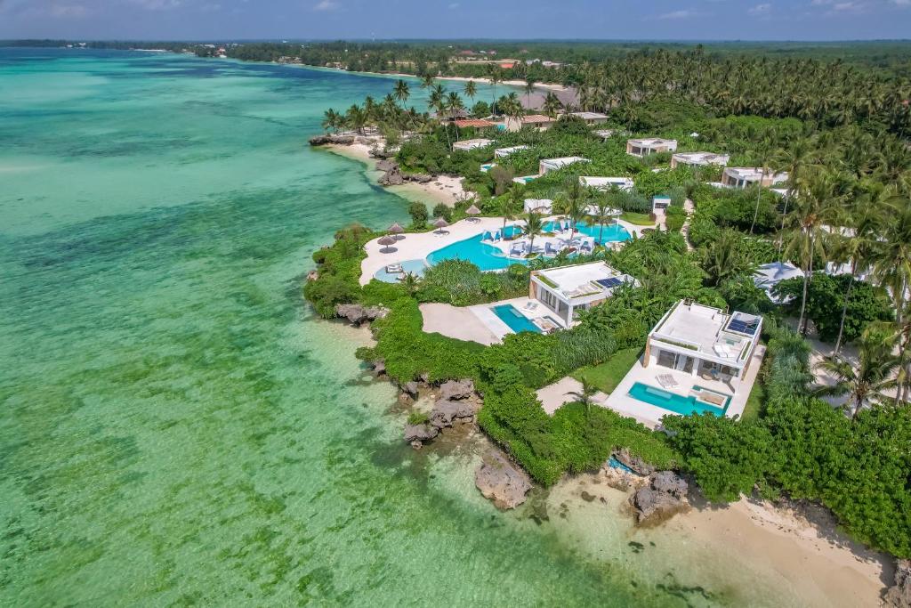DikoniYcona Eco-Luxury Resort, Zanzibar的海滩上的度假村的空中景致