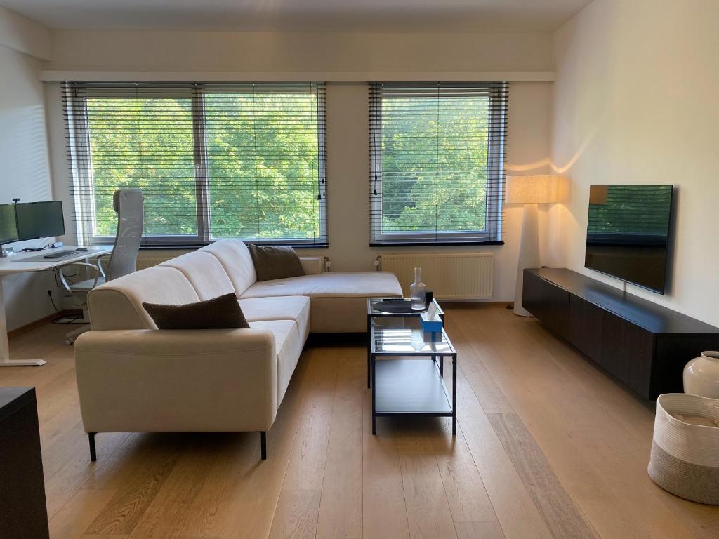 莫尔特塞尔Cosy Apartment near Antwerp的客厅配有沙发和桌子