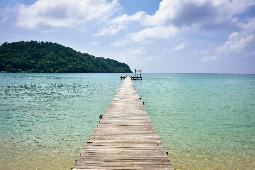 库德岛沽岛度假酒店的木码头延伸到水中