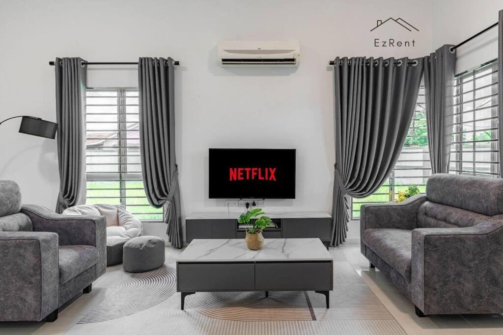 太平Semi-D Black & White Retreat with Free NetFlix WiFi的客厅配有两张沙发和一台电视机