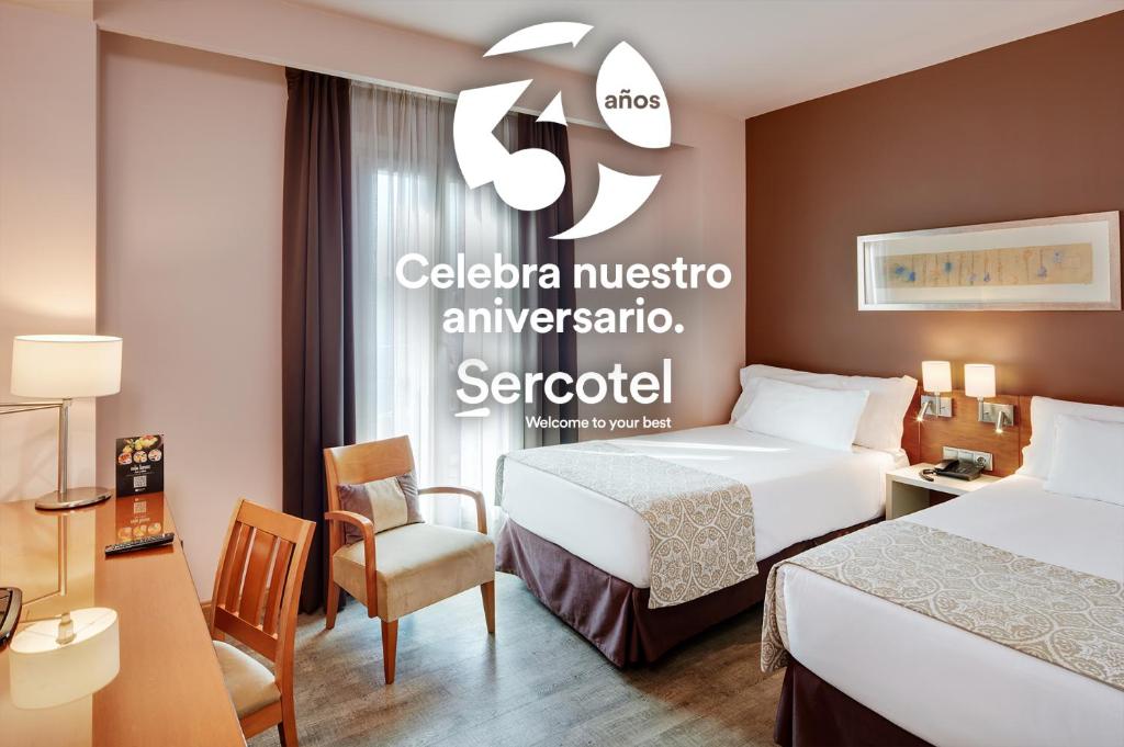 马德里塞尔科蒂尔阿尔卡拉611酒店的酒店客房,设有两张床和标志