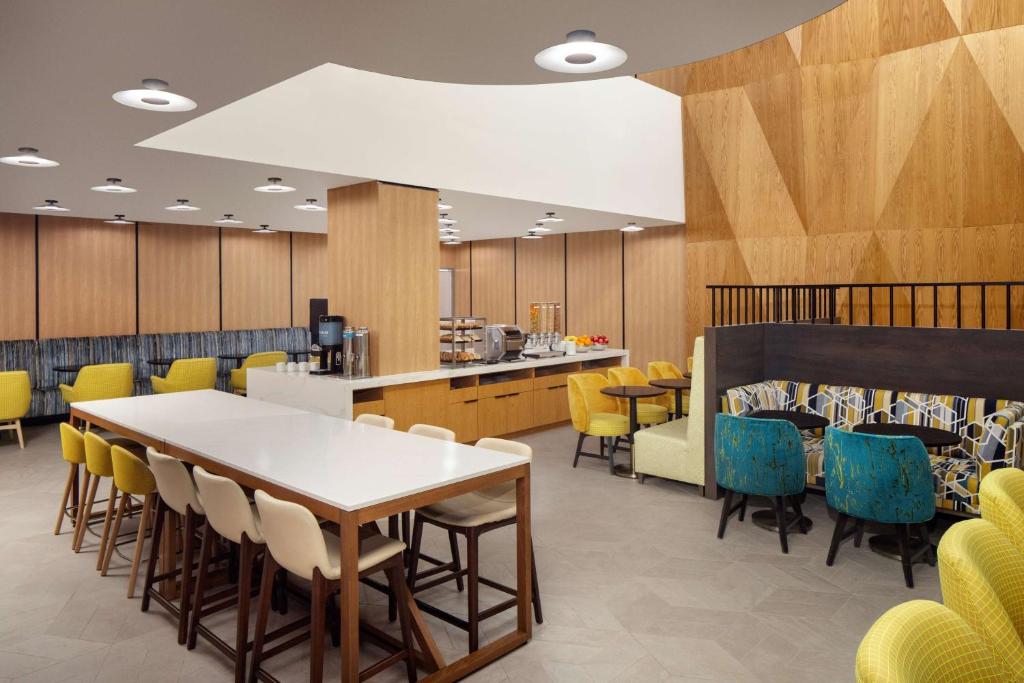 纽约Hampton Inn by Hilton New York Times Square的有桌子和椅子的餐厅