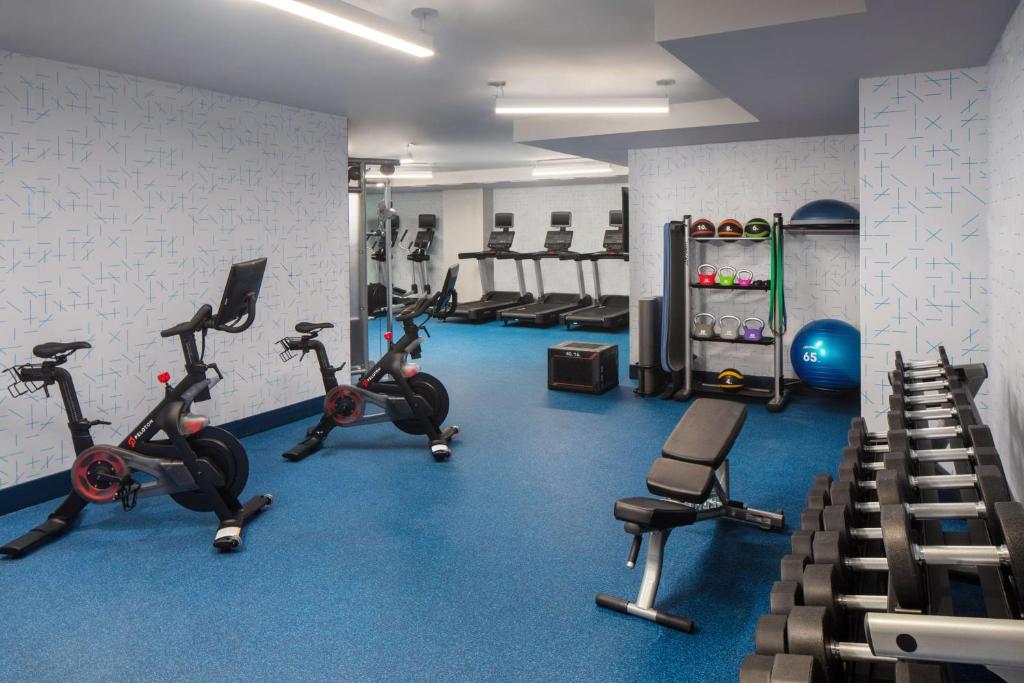 Hampton Inn by Hilton New York Times Square的健身中心和&#47;或健身设施
