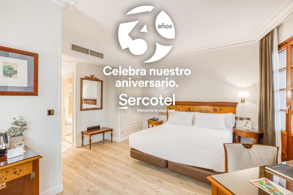 毕尔巴鄂Sercotel Arenal Bilbao的酒店客房,配有床和标志