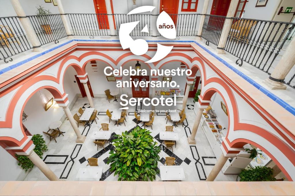 塞维利亚Sercotel Las Casas de los Mercaderes的医院大厅的头顶景色