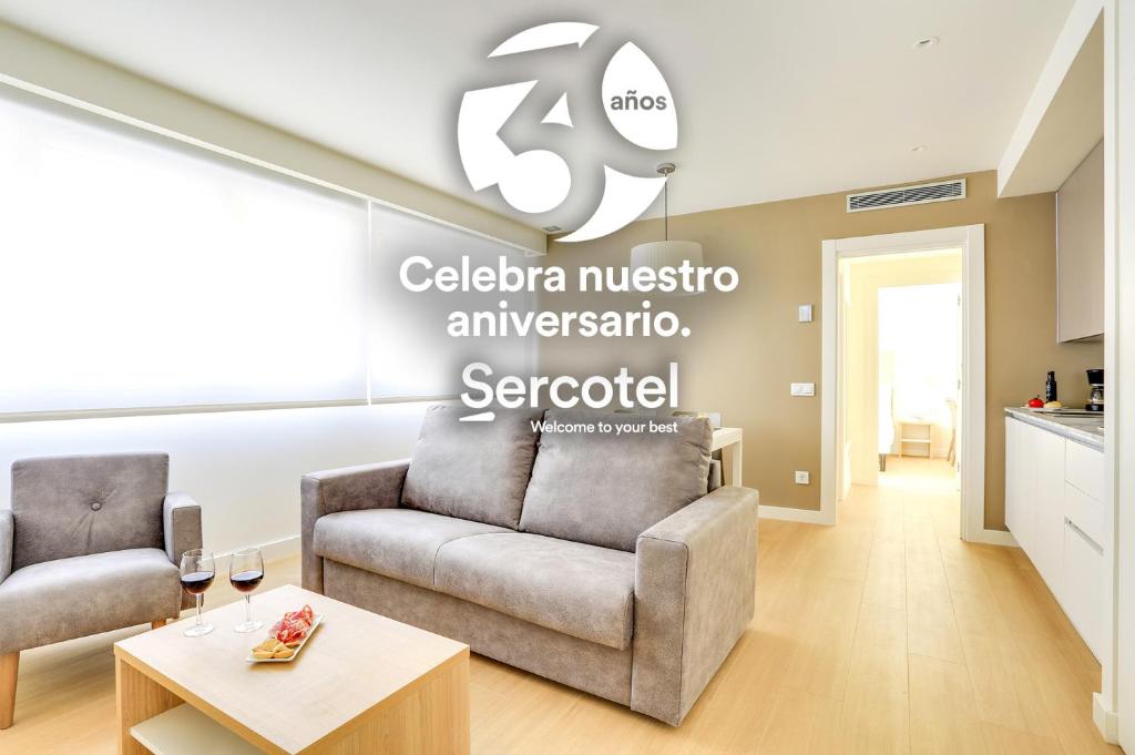 洛格罗尼奥Sercotel Logroño Suites的客厅配有沙发和桌子