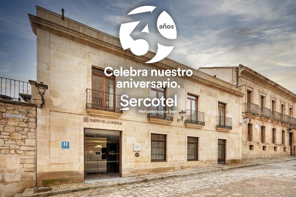 萨拉曼卡Sercotel Puerta de la Catedral的建筑的侧面有标志