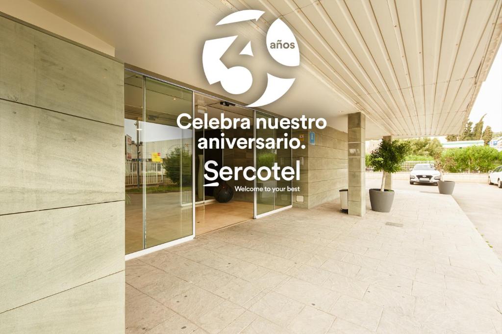 圣博伊德约布雷格Sercotel Sant Boi的建筑物一侧的标志