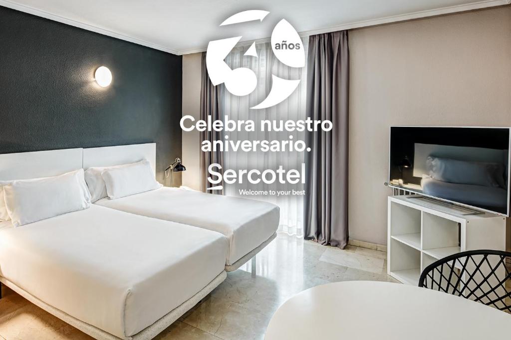 马德里Sercotel Togumar的一间酒店客房,配有一张床和一台电视