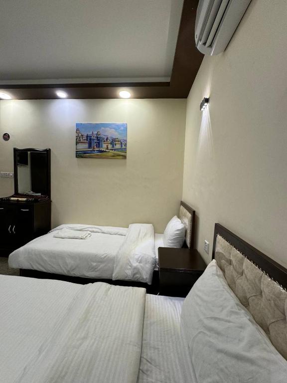 SAFIR BAGHDAD HoTEL客房内的一张或多张床位