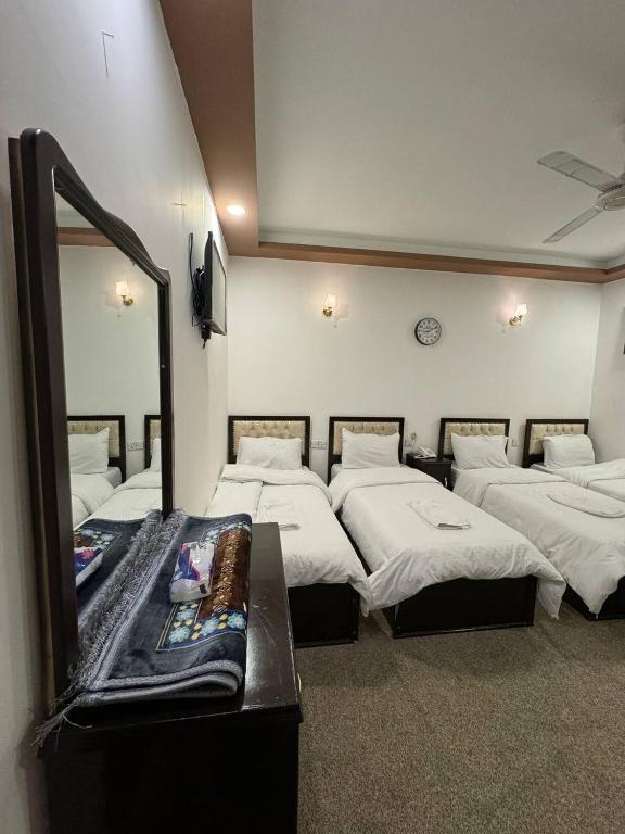 巴格达SAFIR BAGHDAD HoTEL的带四张床和大镜子的客房