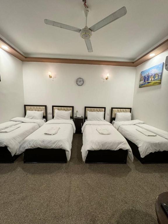 SAFIR BAGHDAD HoTEL客房内的一张或多张床位