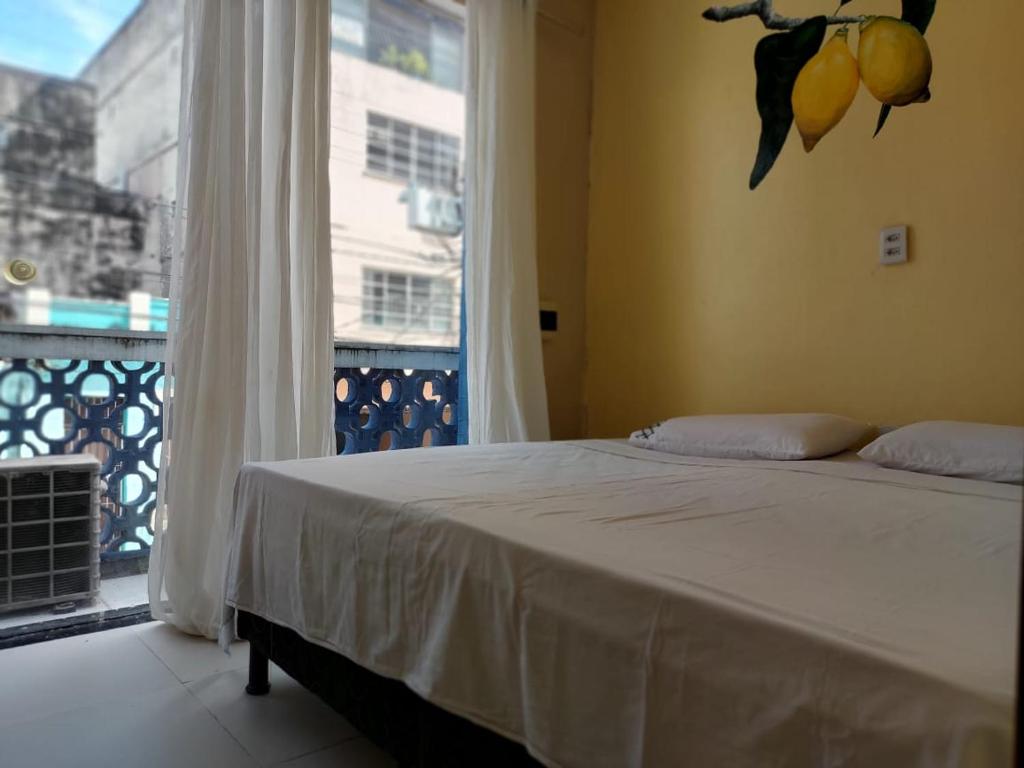 贝伦Belem Hostel的一间卧室设有一张床和一个大窗户