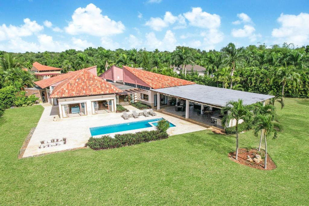 拉罗马纳Stunning Villa with Private Pool and Jacuzzi in Casa de Campo的享有带游泳池的房屋的空中景致
