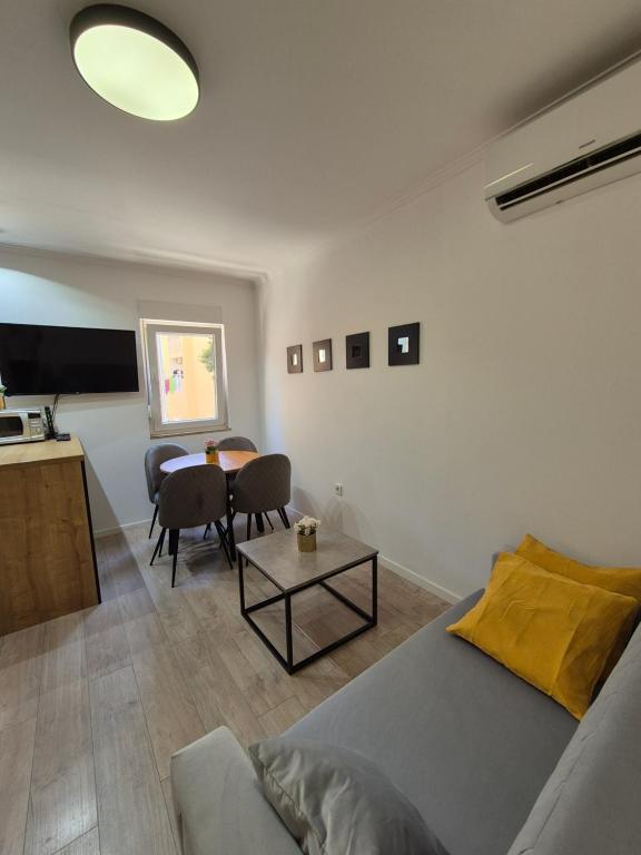 扎达尔Apartments MilaRoza的带沙发和桌子的客厅