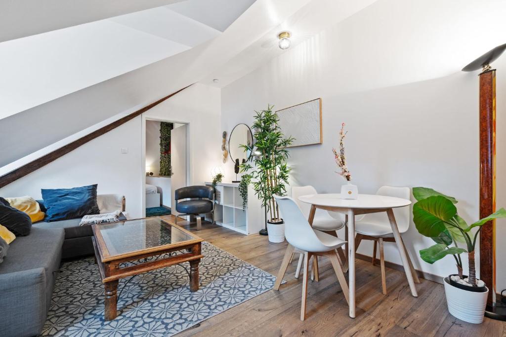 卢森堡Stylish 1BR Apartment in Central Grund的客厅配有沙发和桌子