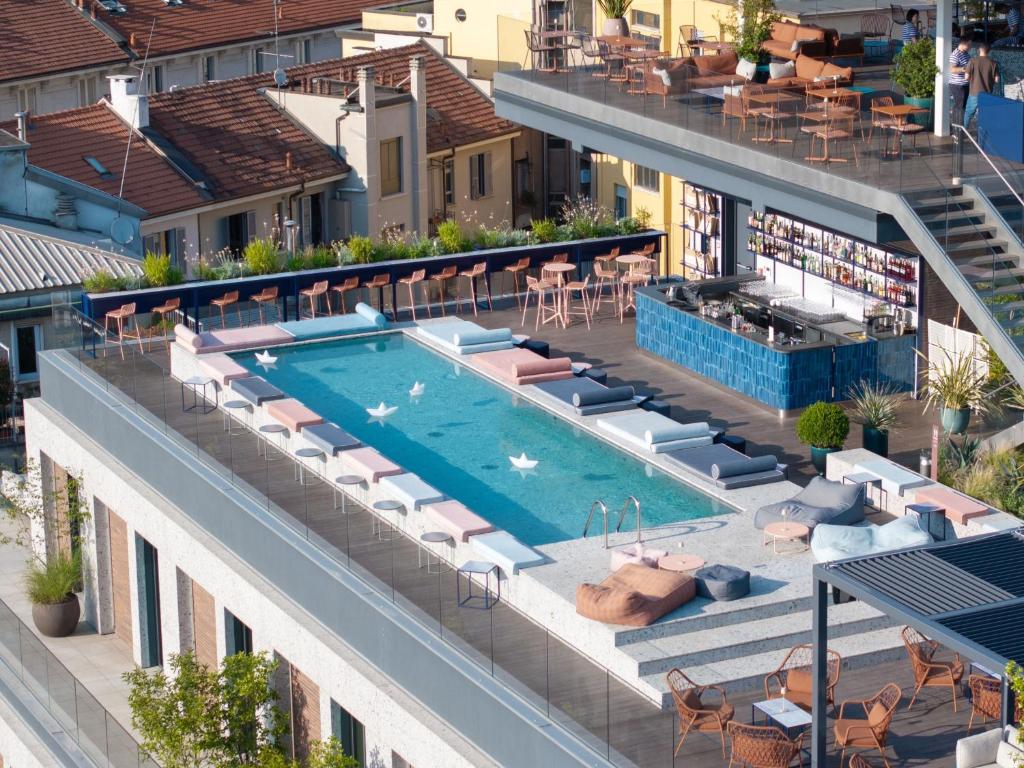 米兰21 House of Stories Navigli的大楼顶部游泳池的顶部景色