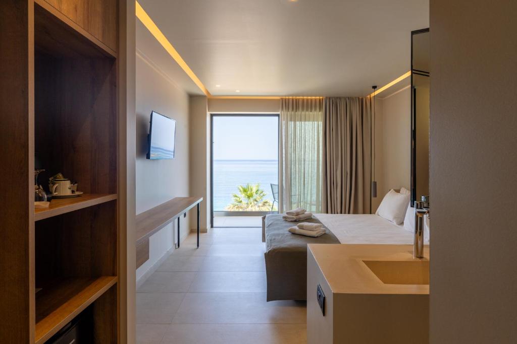 卡塔科隆PHEIA, Vriniotis Resorts的酒店客房设有床、水槽和窗户。