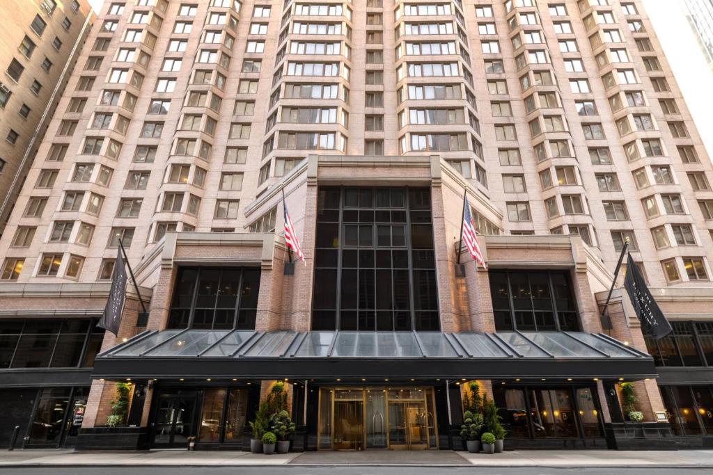 纽约The Luxury Collection Hotel Manhattan Midtown的享有大楼前方的景致