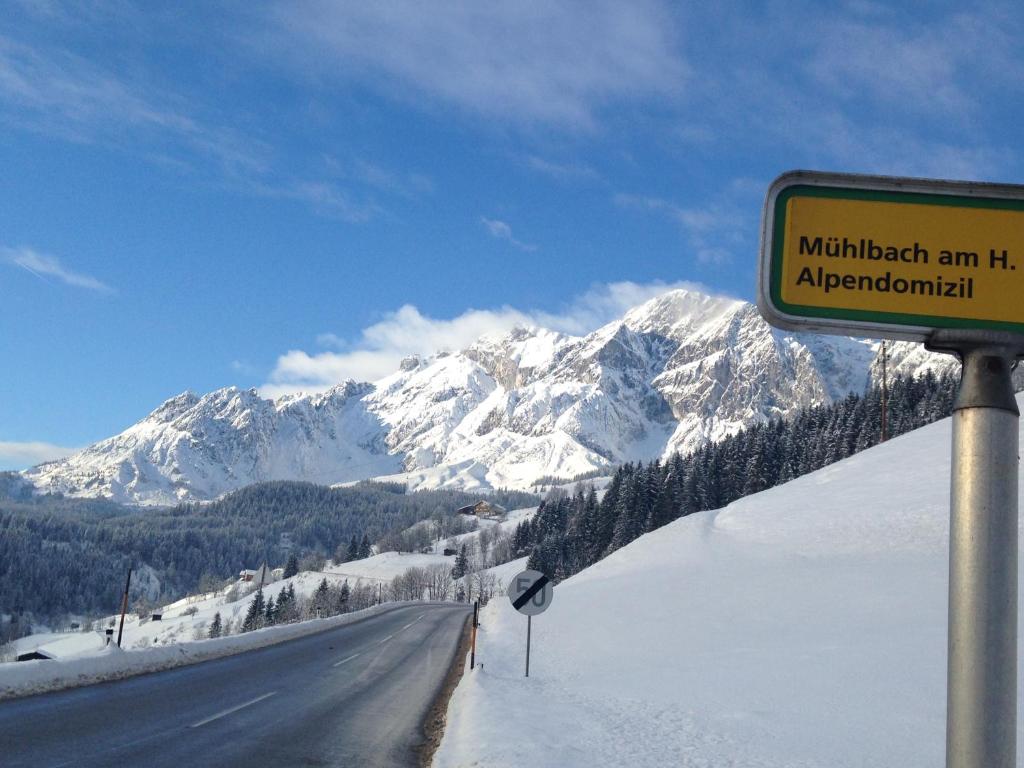 上柯尼希山麓米尔巴赫Alpendomizil Pia的山路旁的标志