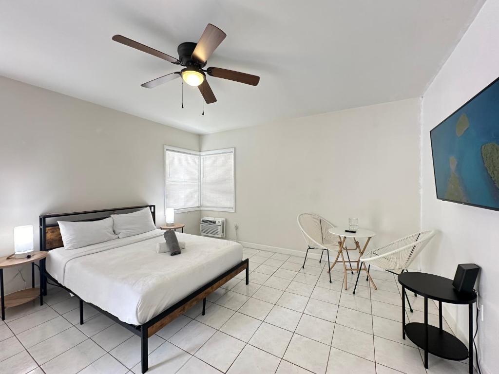 劳德代尔堡Fort Lauderdale 1 BDRM apartment -5 minutes walk to Las Olas Beach的一间卧室配有一张床和吊扇