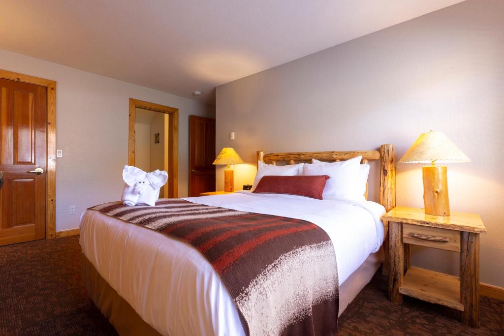 奥林匹克谷Red Wolf Lodge at Olympic Valley的卧室配有一张白色大床和两盏灯。