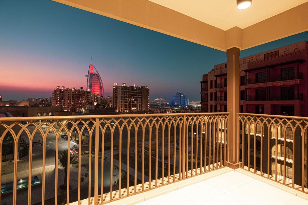 迪拜Spectacular 2BR Apartment Full BurjAlArab View的阳台享有城市天际线的景致。